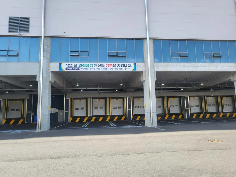 倉庫の荷役用ドック出入口正面の納入現場