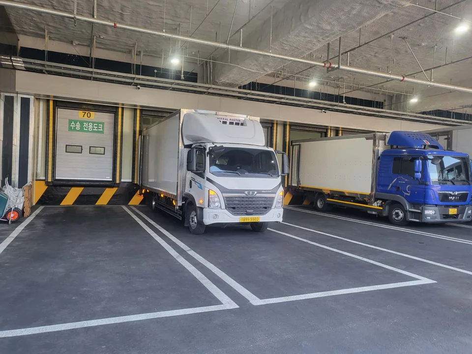 トラックが停車した物流倉庫の荷役ドック