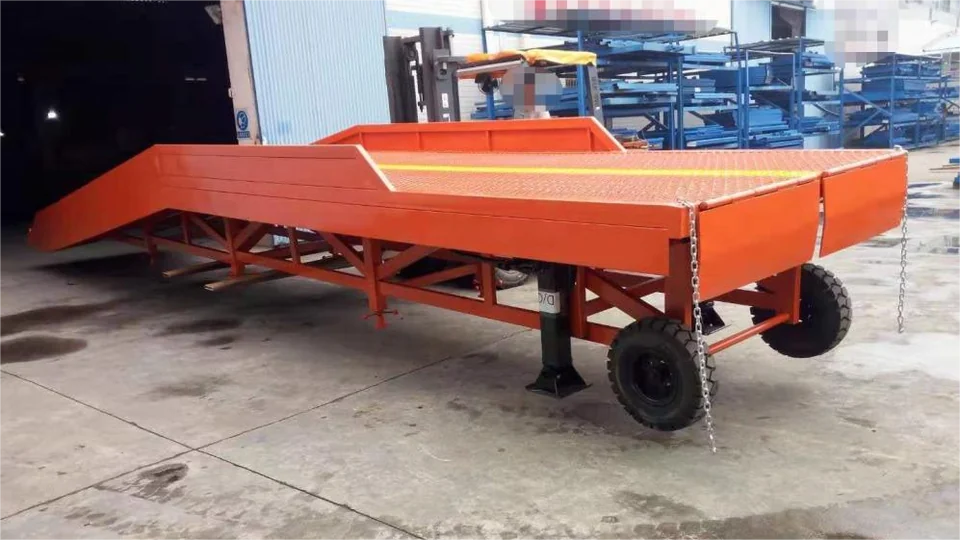 屋内の移動式ドック（コンテナスロープ）の水平プラットホームと移動用車輪の実物