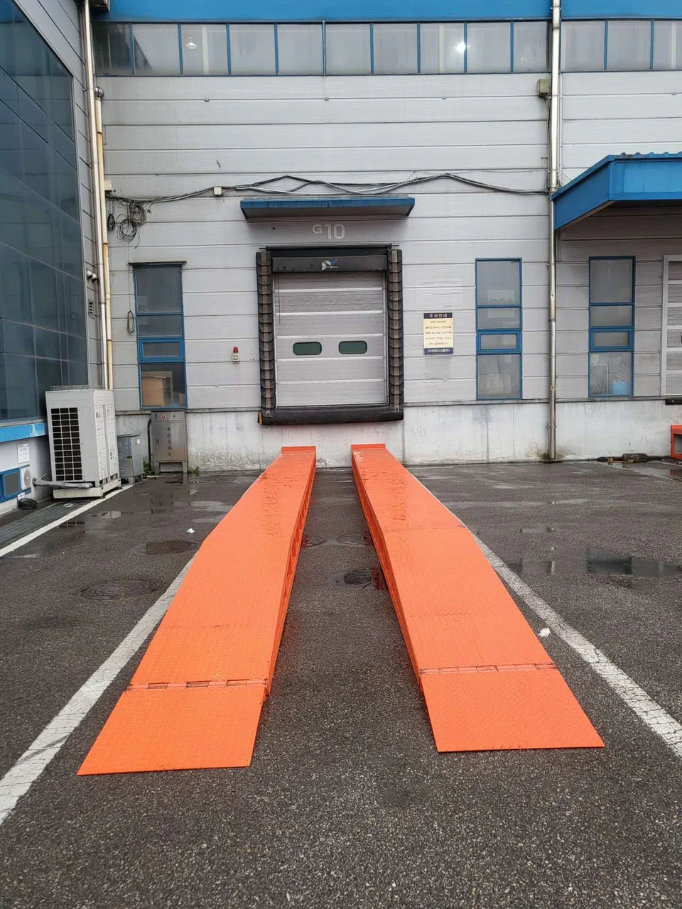 1683003856289975.jpg 物流倉庫のドックと整列した左右分離型トラック用踏み板